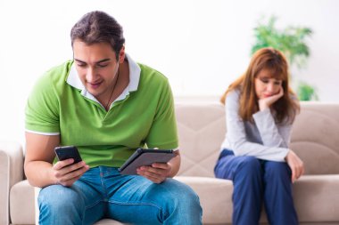 Gadget bağımlılığı konseptinde genç bir çift