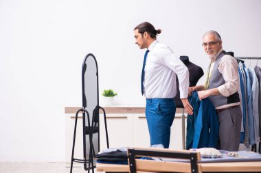Genç işadamı yaşlı terziyi ziyaret ediyor.