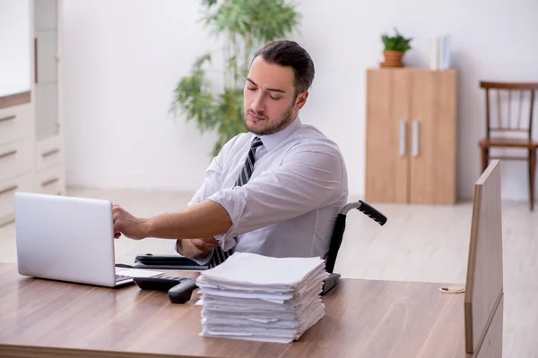 Giovani disabili che soffrono sul posto di lavoro — Foto Stock