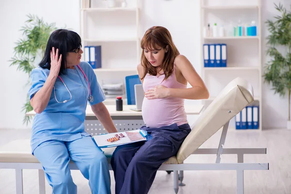 경험많은 산부인과 의사를 방문하는 임신 한 젊은 여자 — 스톡 사진