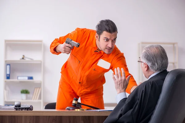 Stary mężczyzna sędzia spotkanie z młodym więźniem w sądzie — Zdjęcie stockowe