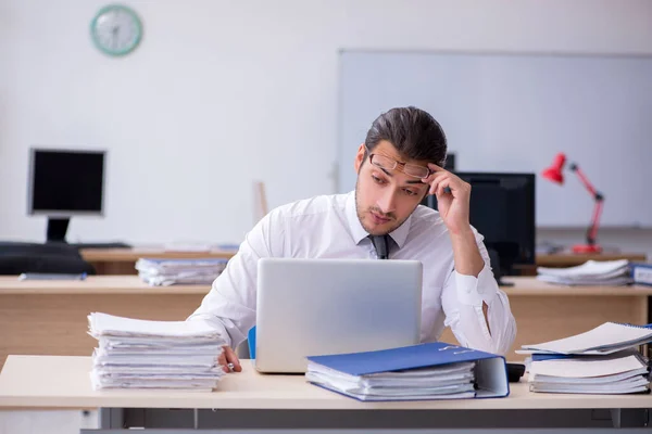 Giovane dipendente maschio infelice con il lavoro eccessivo — Foto Stock