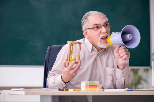 Velho professor na sala de aula — Fotografia de Stock