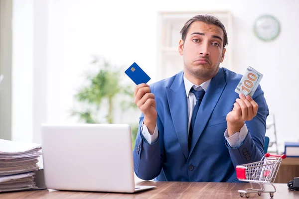 Joven hombre de negocios en concepto de comercio electrónico —  Fotos de Stock