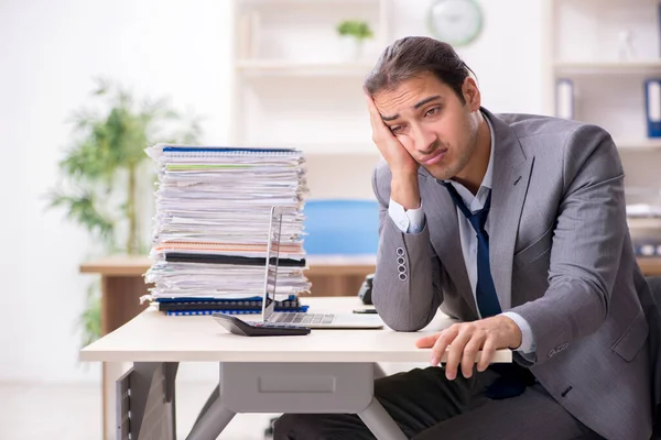 Jonge mannelijke zakenman ongelukkig met overmatig werk — Stockfoto