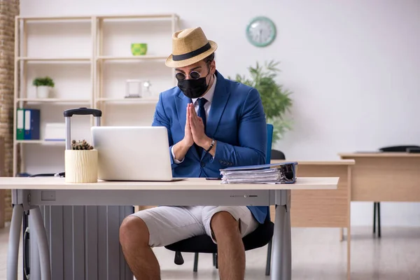 Empresario preparándose para viaje durante pandemia —  Fotos de Stock