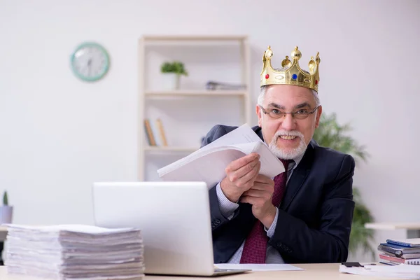 Old king businessman employee at workplace — Stock Photo, Image