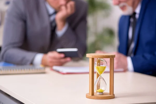 Két üzletember az időgazdálkodás koncepciójában — Stock Fotó