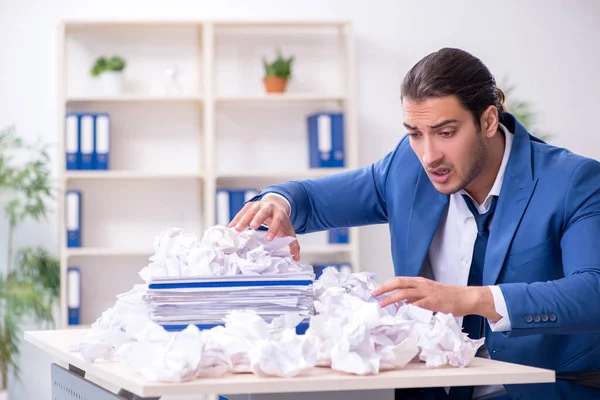 Geschäftsmann lehnt neue Ideen mit vielen Papieren ab — Stockfoto