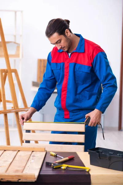 Young male contractor working in workshop — Stock Photo, Image