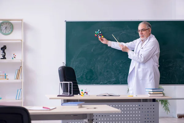 Experienced old scientist working in the lab — Stock Photo, Image