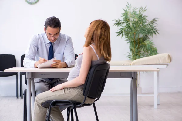 Zwangere vrouw bezoekt mannelijke psycholoog arts — Stockfoto