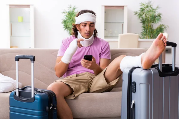 Jovem ferido se preparando para a viagem — Fotografia de Stock