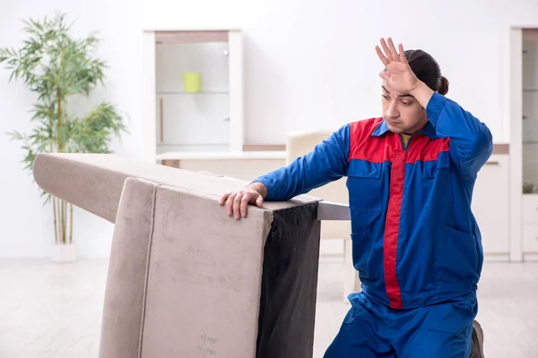 Joven carpintero masculino trabajando en interiores — Foto de Stock