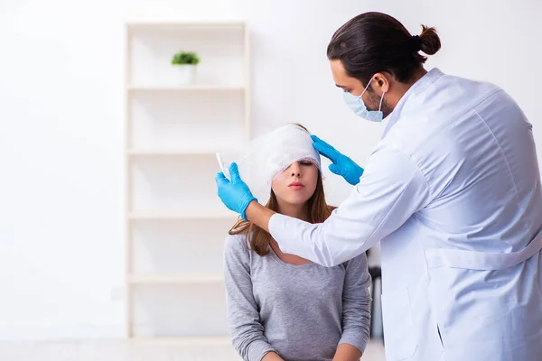 Fiatal fej sérült nő látogató fiatal férfi orvos — Stock Fotó