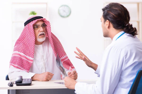 Velho árabe masculino visitando jovem médico masculino — Fotografia de Stock