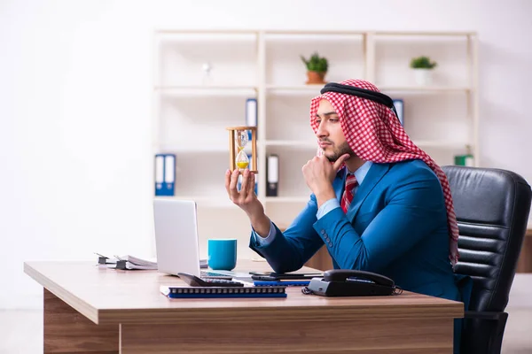 Empleado árabe joven trabajando en la oficina —  Fotos de Stock