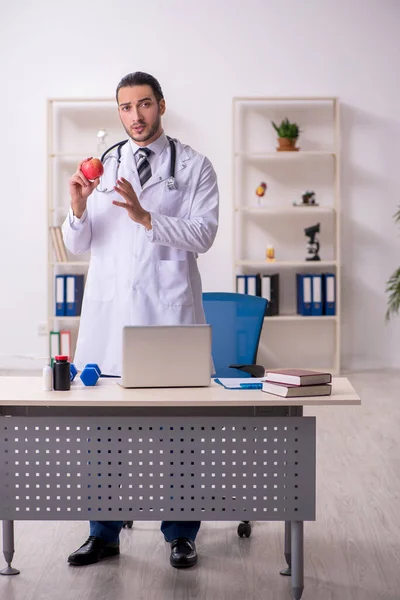 Junger Arzt arbeitet in der Klinik — Stockfoto