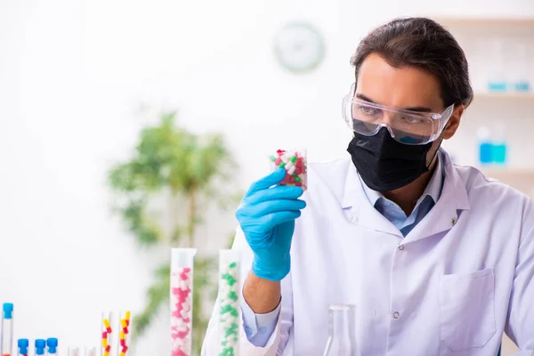 Giovane chimico maschile nel concetto di sintesi dei farmaci — Foto Stock