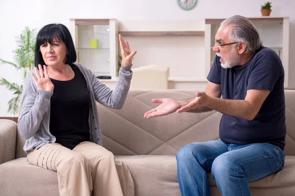 Altes Paar hat Streit zu Hause — Stockfoto