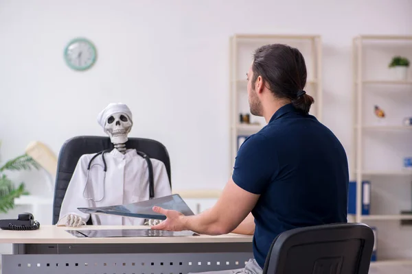 Young man visiting dead doctor — Stock Photo, Image