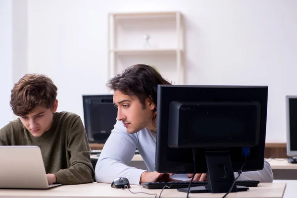 Padre e hijo en el concepto — Foto de Stock