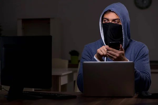 Männliche Hacker hacken SicherheitsFirewall spät im Amt — Stockfoto