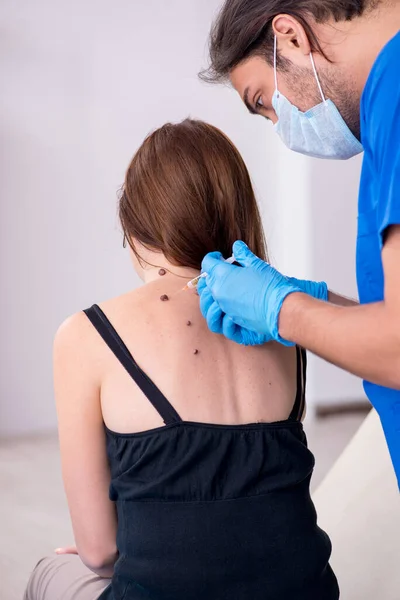 Jonge vrouw bezoekt mannelijke arts dermatoloog — Stockfoto