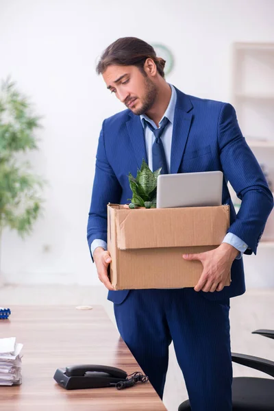 Jeune homme renvoyé de son travail — Photo