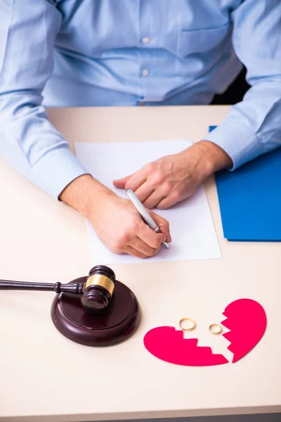 Jongeman in gerechtsgebouw in scheidingsconcept — Stockfoto