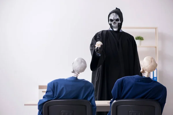 Lustiges Geschäftstreffen mit Teufel und Skeletten — Stockfoto