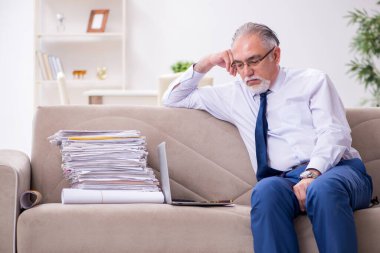 Evden çalışan yaşlı bir işadamı