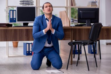 İş yerinde çalışan genç bir erkek işadamı