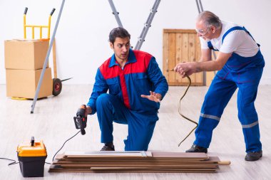 İki müteahhit ve yılan içeride.