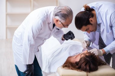 Polis morgdaki cesedi inceliyor.