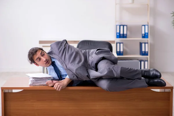 Fiatal férfi alkalmazott alszik az irodában — Stock Fotó
