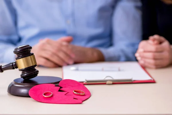젊은 남녀가 이혼하는 개념으로 법정에 선 모습 — 스톡 사진