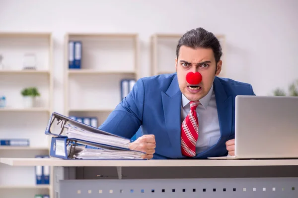 Lustiger Mitarbeiter-Clown im Büro — Stockfoto