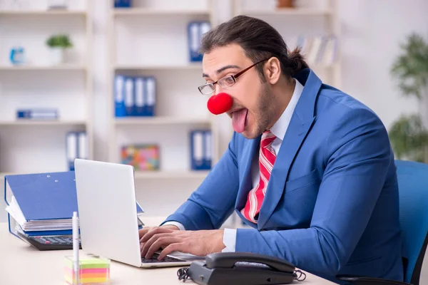 Drôle employé clown travailler dans l 'bureau — Photo