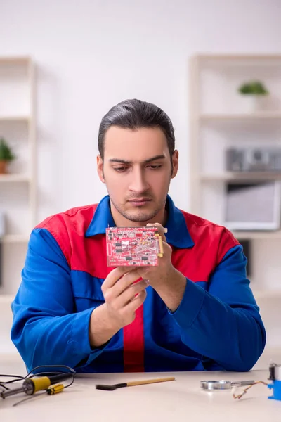 Joven reparador masculino reparación de computadoras —  Fotos de Stock