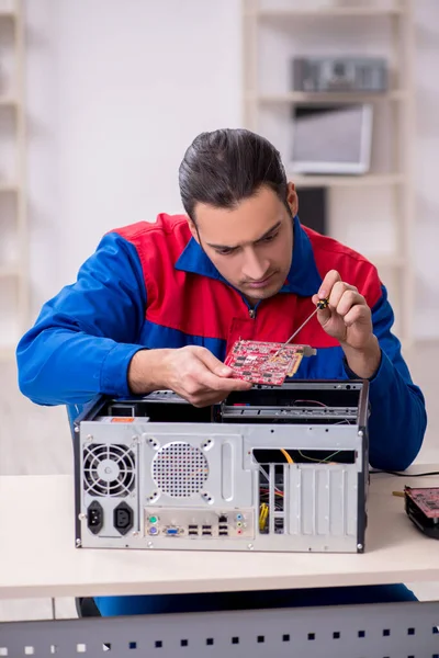 Ung man reparatör reparera dator — Stockfoto