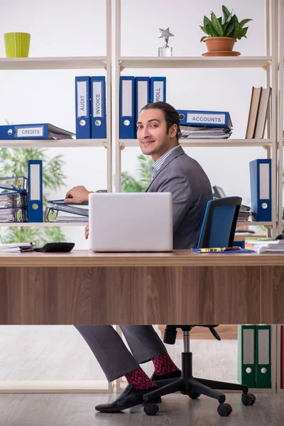 Giovane uomo d'affari dipendente sul posto di lavoro — Foto Stock