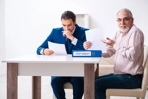 Joven abogado varón visitando anciano en concepto testamento — Foto de Stock