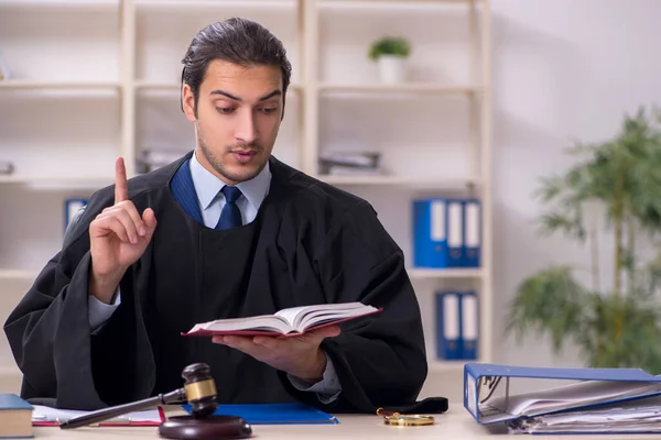 Jonge mannelijke rechter in het gerechtsgebouw — Stockfoto