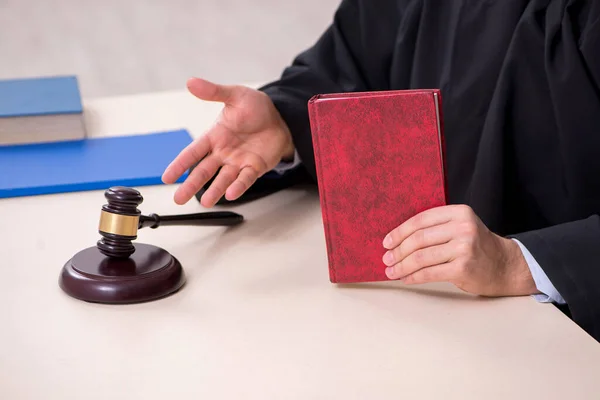 Junger männlicher Richter arbeitet im Gerichtsgebäude — Stockfoto