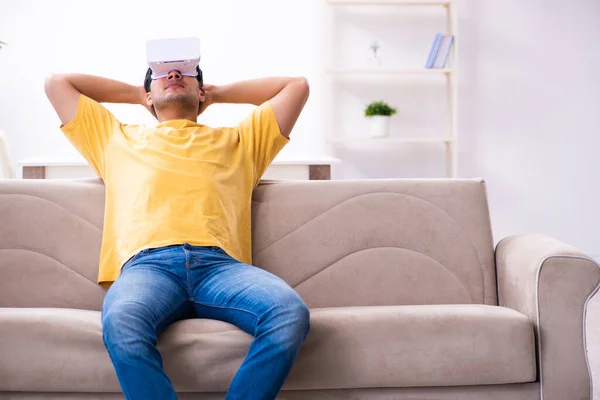 Joven con gafas de realidad virtual en casa — Foto de Stock