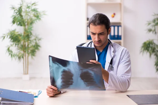 Ung manlig läkare i telemedicin koncept — Stockfoto