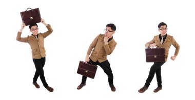 Kahverengi çantalı genç adam beyaza izole edilmiş.