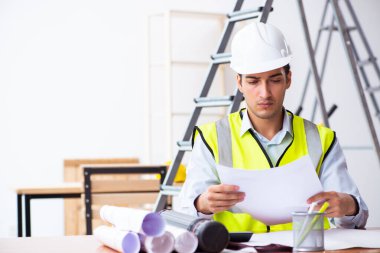 İçeride çalışan genç erkek mimar.