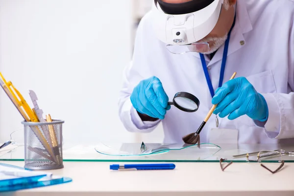 Viejo criminólogo experto trabajando en el laboratorio como evidencia —  Fotos de Stock